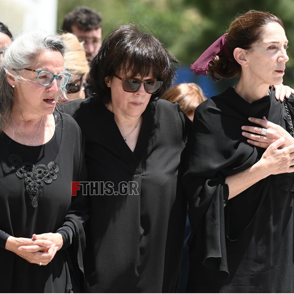Κηδεία Νόνικας Γαληνέα: Συντετριμμένες οι κόρες της στο τελευταίο "αντίο"