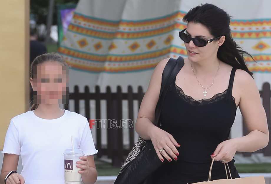 Μαρία Κορινθίου: Σε γνωστό εμπορικό κέντρο με την κόρη της!