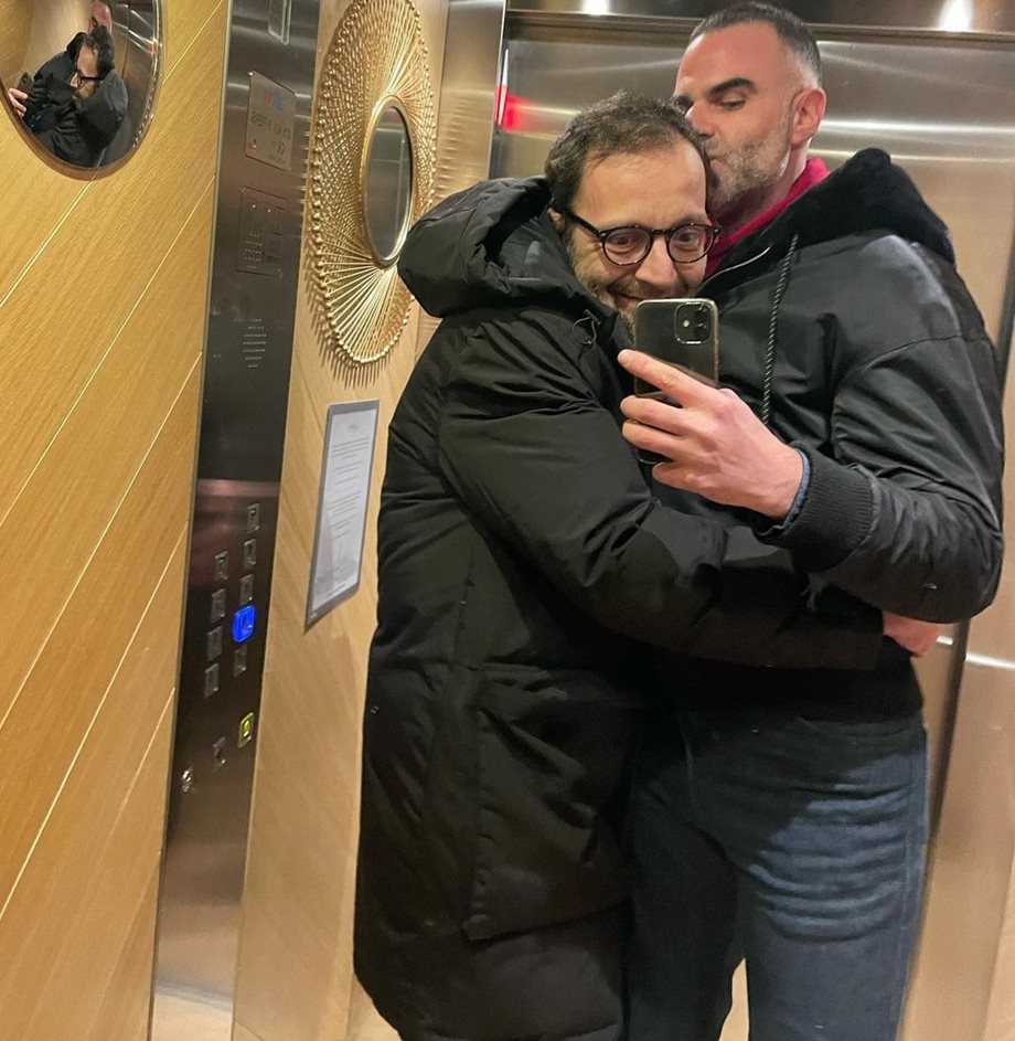 Αύγουστος Κορτώ: Παντρεύτηκε με τον σύντροφό του! Οι φωτογραφίες από το Δημαρχείο