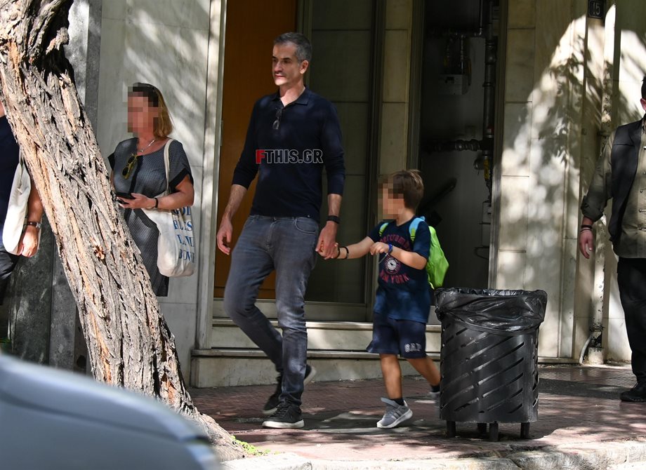 Paparazzi! Κώστας Μπακογιάννης: Στο κέντρο της Αθήνας με τον γιο του, Δήμο