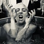 Γυμνή η Lady Gaga στη μπανιέρα της