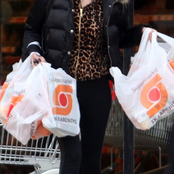 Η πασίγνωστη τραγουδίστρια, μητέρα δύο παιδιών φορτώθηκε σακούλες στο super market