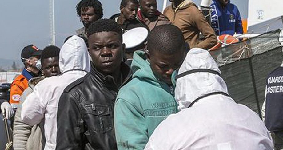 Νέο θρίλερ με 300 μετανάστες στη Μεσόγειο