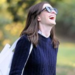 Anne Hathaway: Τα χαμόγελα με τον Robert De Niro στα γυρίσματα της νέας τους ταινίας