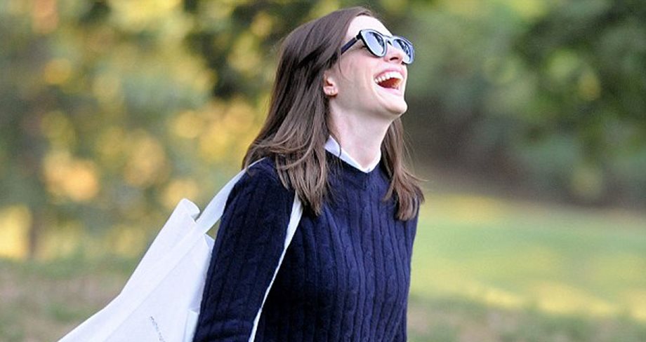 Anne Hathaway: Τα χαμόγελα με τον Robert De Niro στα γυρίσματα της νέας τους ταινίας