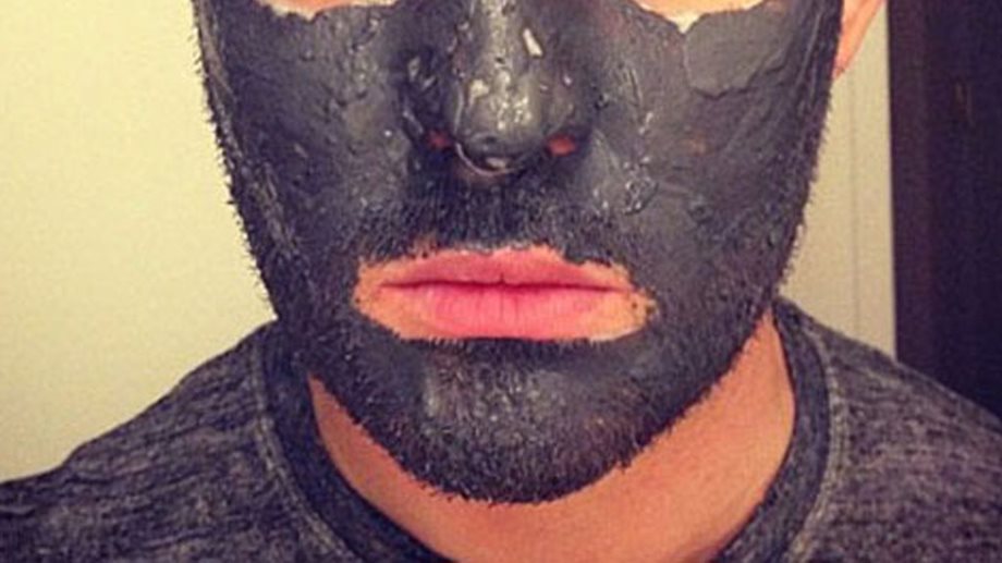 Ποιος άντρας τραγουδιστής κάνει μάσκα ομορφιάς;