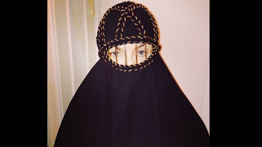 Madonna: Γιατί φόρεσε μπούργκα;