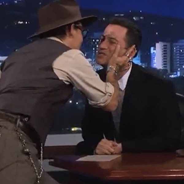 O Johnny Depp φίλησε στο στόμα διάσημο παρουσιαστή!