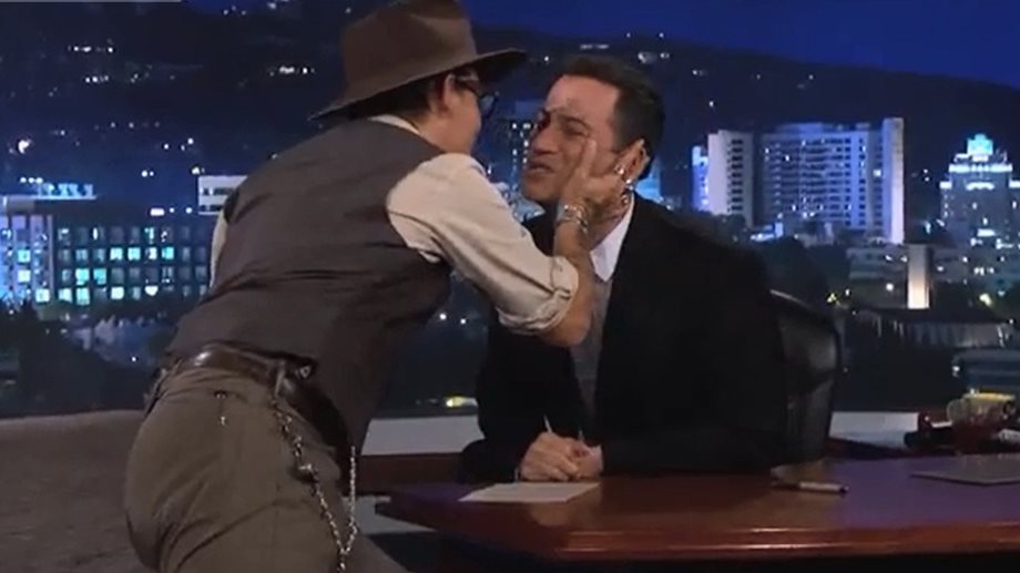 O Johnny Depp φίλησε στο στόμα διάσημο παρουσιαστή!