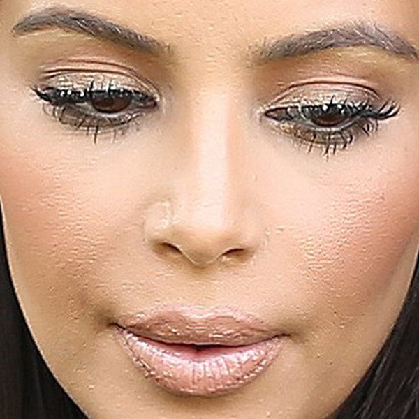 Kim Kardashian: Με τόνους make up, αποκτά αλαβάστρινη επιδερμίδα