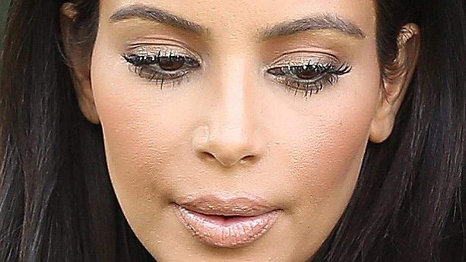 Kim Kardashian: Με τόνους make up, αποκτά αλαβάστρινη επιδερμίδα