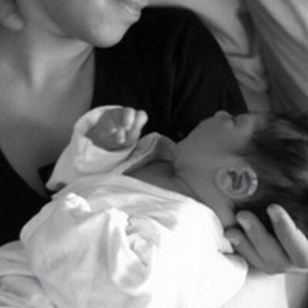Η φωτογραφία της Ελληνίδας celebrity με το μωρό και τον σύντροφό της στο μαιευτήριο 