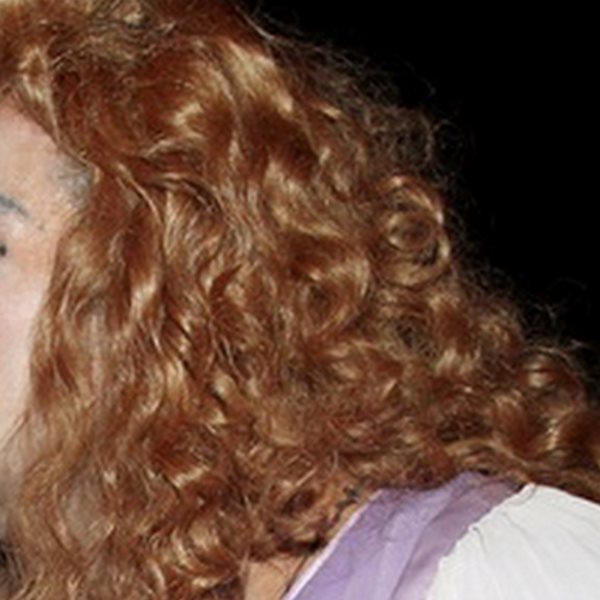 Ο Κρατερός Κατσούλης ντυμένος "Ίρμα Βεττ" φιλάει τη σύζυγο του Κατερίνα Καραβάτου 