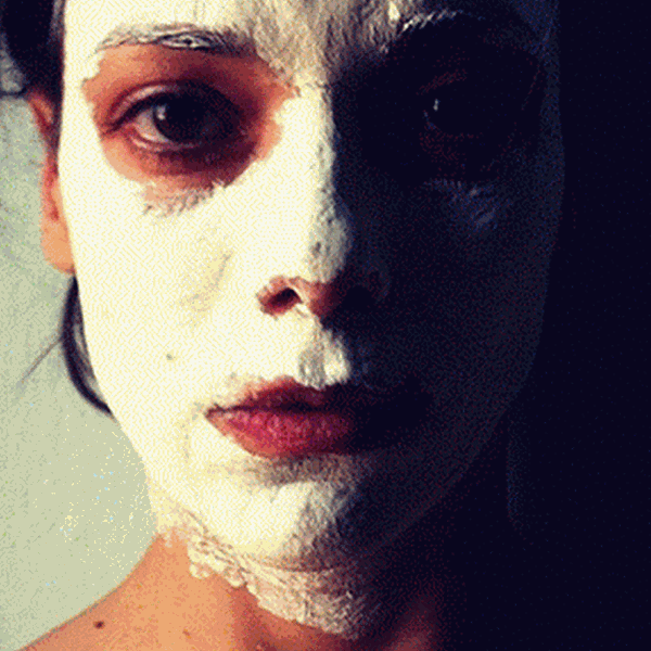 Αναγνωρίζεις την Ελληνίδα ηθοποιό πίσω από την μάσκα ομορφιάς;