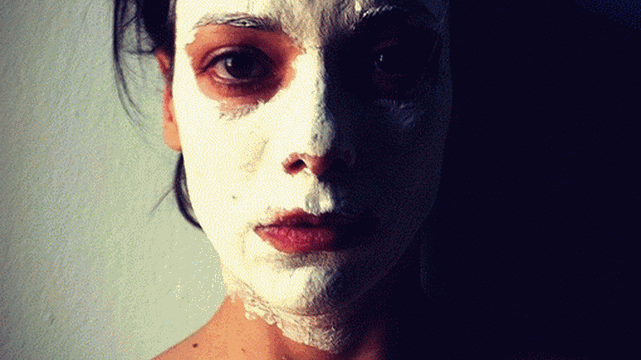 Αναγνωρίζεις την Ελληνίδα ηθοποιό πίσω από την μάσκα ομορφιάς;