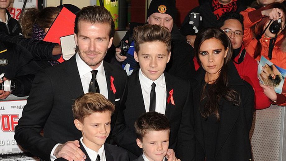 Σύσσωμη η οικογένεια Beckham με total black στο κόκκινο χαλί!