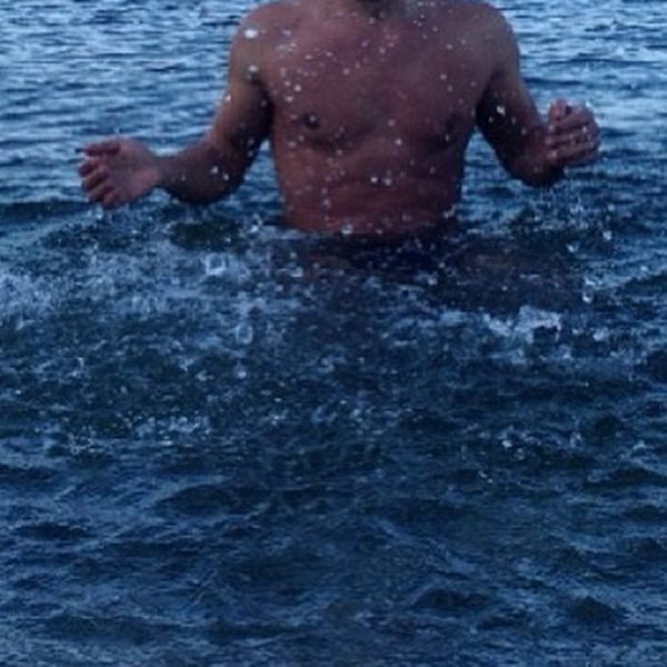 Δεν είναι ο Γιώργος Λιάγκας,ούτε ο Σπύρος Χαριτάτος! Ποιος άλλος παρουσιαστής έκανε το πρώτο του μπάνιο στην θάλασσα για το 2014;