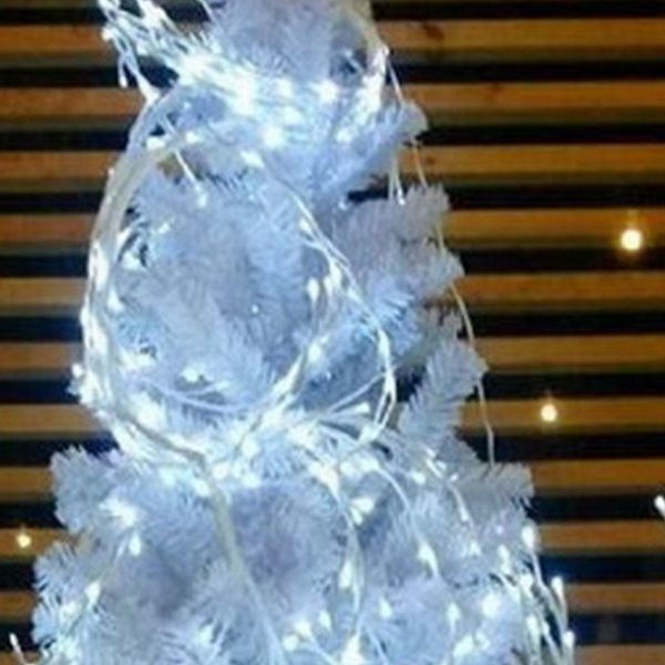 Η νέα μανούλα της ελληνικής showbiz καμαρώνει το εντυπωσιακό χριστουγεννιάτικο δέντρο της!
