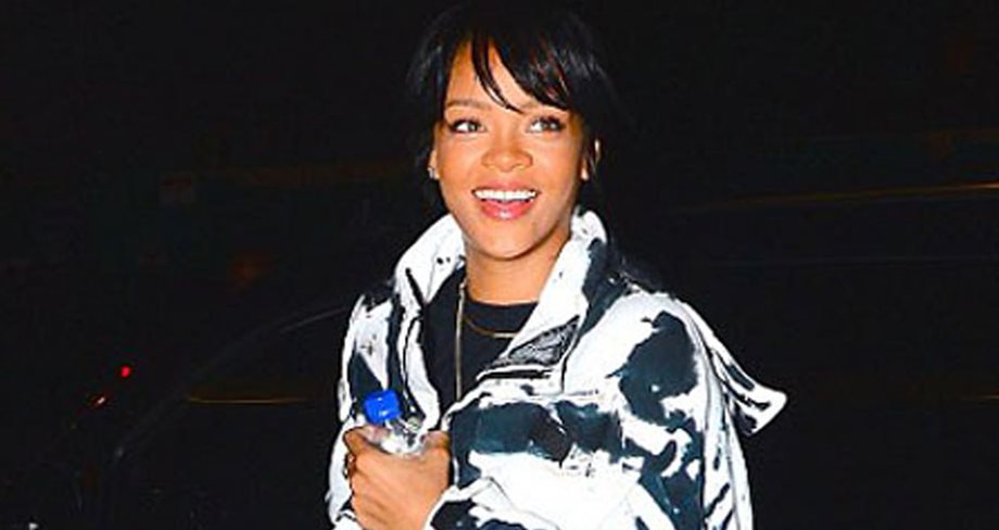 Rihanna: Δημόσια εμφάνιση με ανεκδιήγητο look