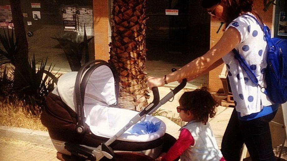 Ο Έλληνας τραγουδιστής έγινε για τρίτη φορά μπαμπάς & έκανε την πρώτη οικογενειακή βόλτα