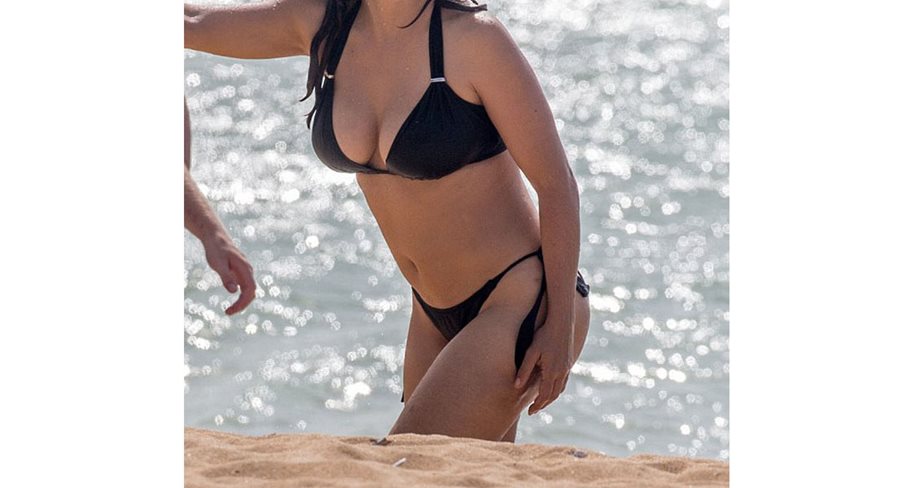 Η 48χρονη πασίγνωστη ηθοποιός με bikini χωρίς ρετούς στην παραλία!