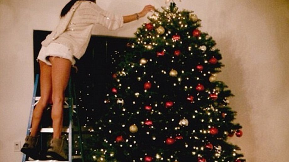 Αν και δίμετρη, η Αlessandra Ambrosio χρειάστηκε σκάλα για να στολίσει το χριστουγεννιάτικο δέντρο της!