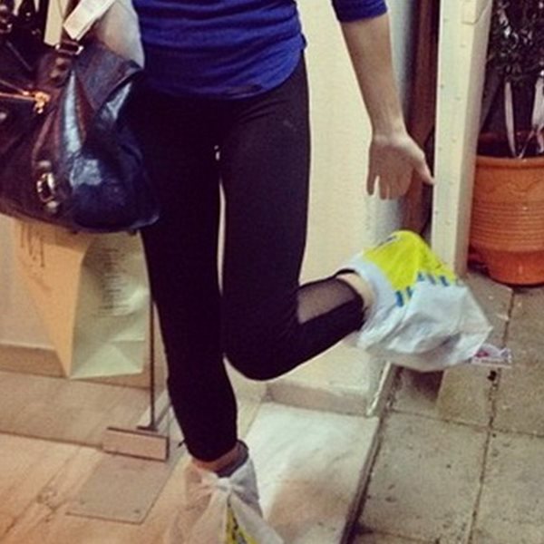 Ελληνίδα celebrity για να προφυλαχτεί από τη βροχή έβαλε σακούλες super market στα πόδια!