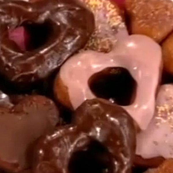 Ντόνατς σε σχήμα καρδιάς γεμιστά με σοκολάτα από το "Πρωινό"