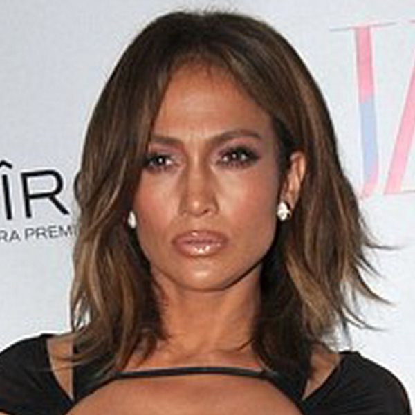 Jennifer Lopez: «Μοίρασε εγκεφαλικά» με το φόρεμα που έβαλε στα 46α της γενέθλια