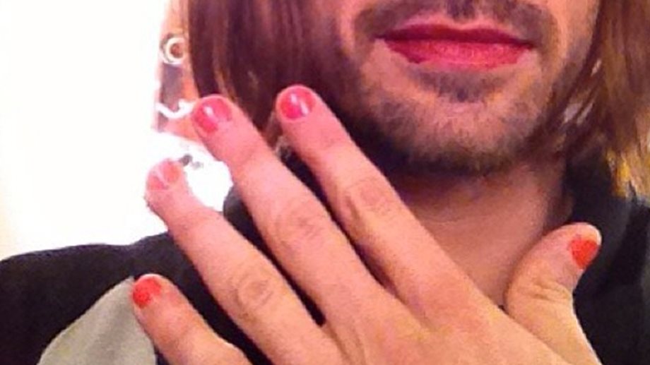 Έλληνας ηθοποιός έβαψε κόκκινα τα νύχια και τα χείλια του!