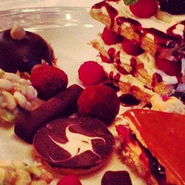 Πιστεύετε ότι η Irina Shayk έφαγε όλα αυτά τα γλυκά;
