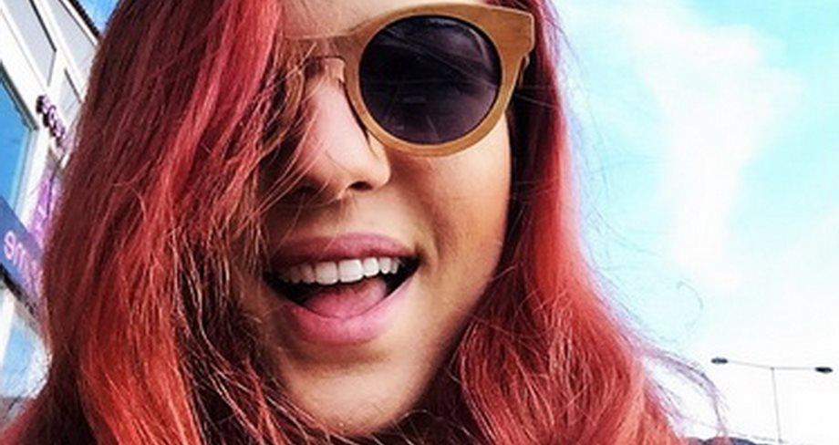 Αναγνωρίζετε την τραγουδίστρια που μόλις έβαψε τα μαλλιά της κόκκινα - φωσφοριζέ;
