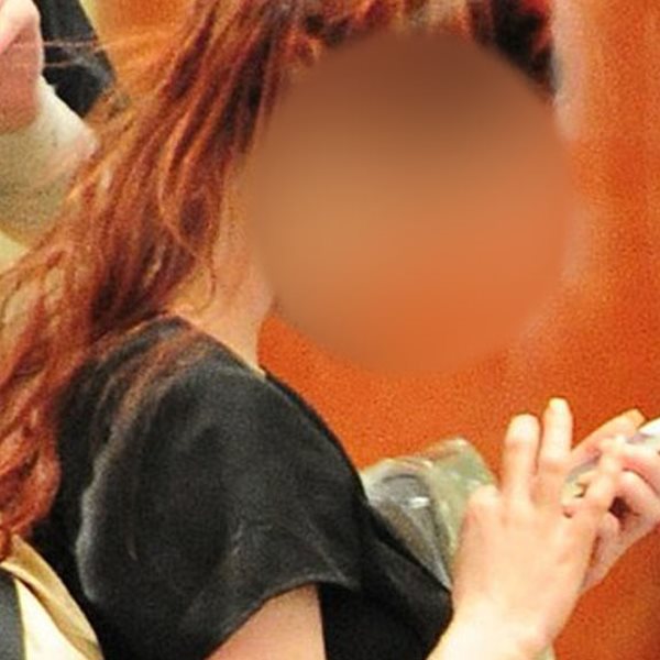Paparazzi: Η κοκκινομάλλα celebrity στο κομμωτήριο, βάφει τα μακριά μαλλιά της και... πλήττει αφόρητα