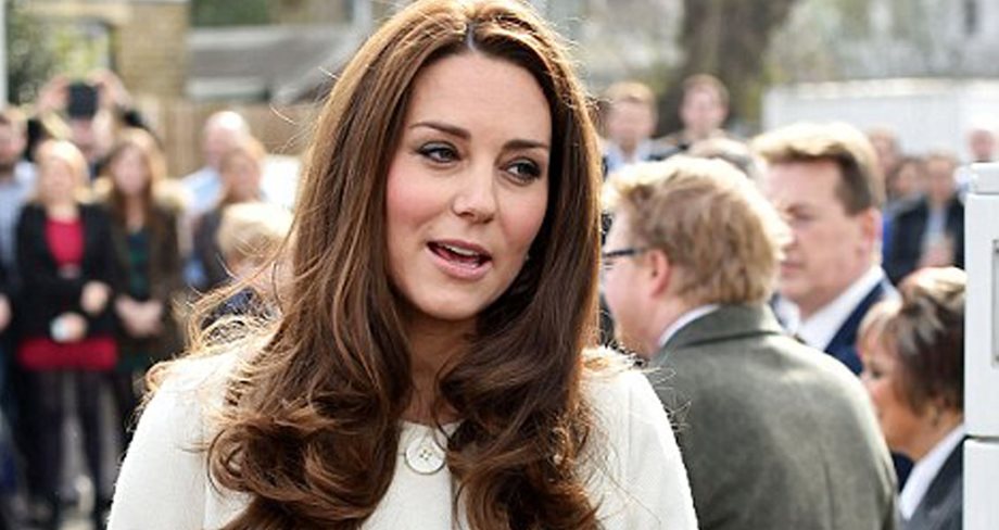 Kate Middleton: Η στιγμή της ανακοίνωσης της γέννας έξω από το μαιευτήριο και οι πανηγυρισμοί 