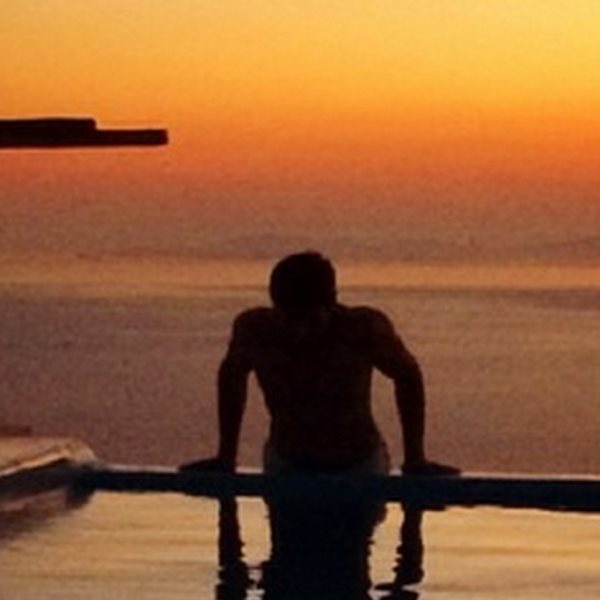 O Έλληνας ηθοποιός απολαμβάνει το μπάνιο του στην πισίνα με θέα το ηλιοβασίλεμα