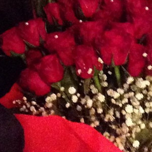 Ποια φρεσκοχωρισμένη της ελληνικής showbiz δέχτηκε μια αγκαλιά κατακόκκινα τριαντάφυλλα;