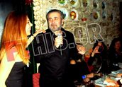 Ο Λάκης Λαζόπουλος τραγουδά με την Στέλλα Γεωργιάδου