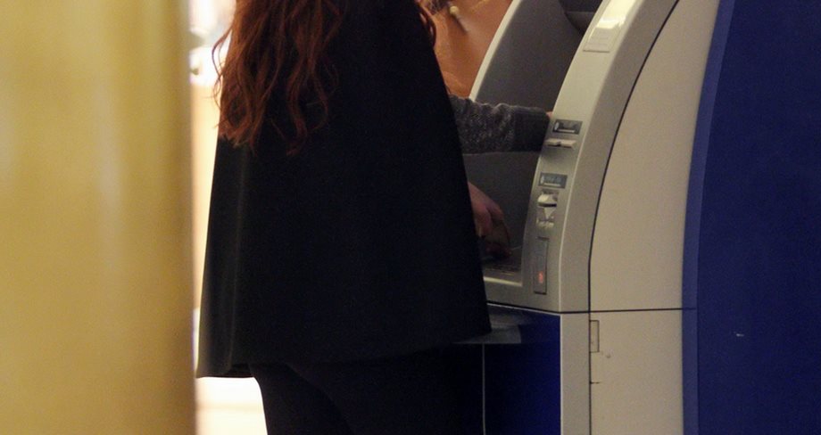 Η τραγουδίστρια πήγε σε μεγάλο εμπορικό κέντρο των βορείων προαστίων και... "τάραξε" το ATM