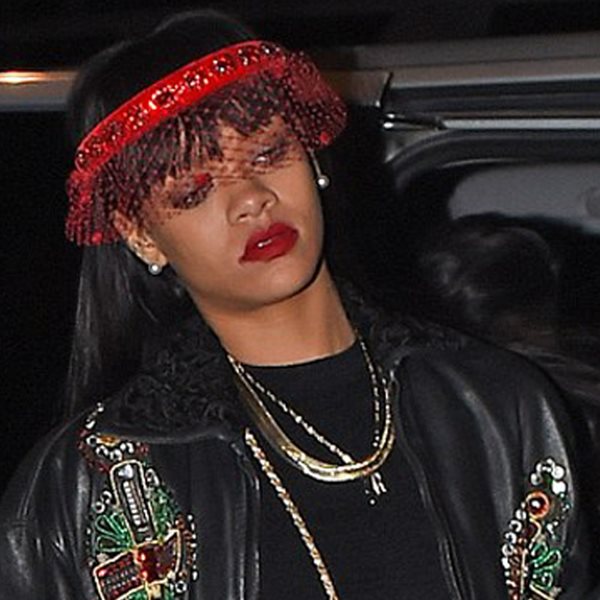 Rihanna: Λανσάρει μόδα με αυτό το αξεσουάρ για το κεφάλι που... φθηνό δεν το λες! Κοστίζει...