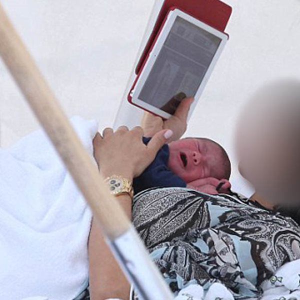Ατάραχη στην παραλία! Το νεογέννητο πάνω της κλαίει, αλλά για τη celebrity μαμά προέχει to tablet