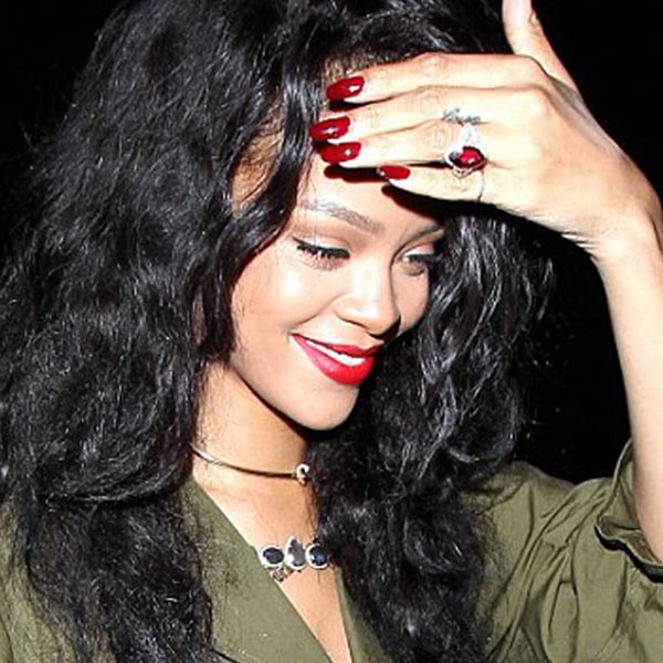 Rihanna: Βραδινή έξοδος για φαγητό με ολόσωμη army φόρμα