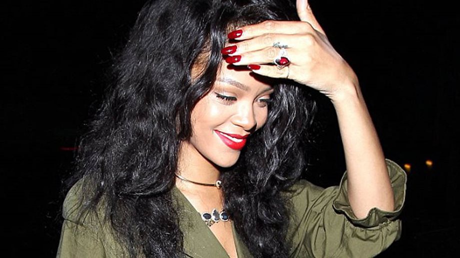 Rihanna: Βραδινή έξοδος για φαγητό με ολόσωμη army φόρμα