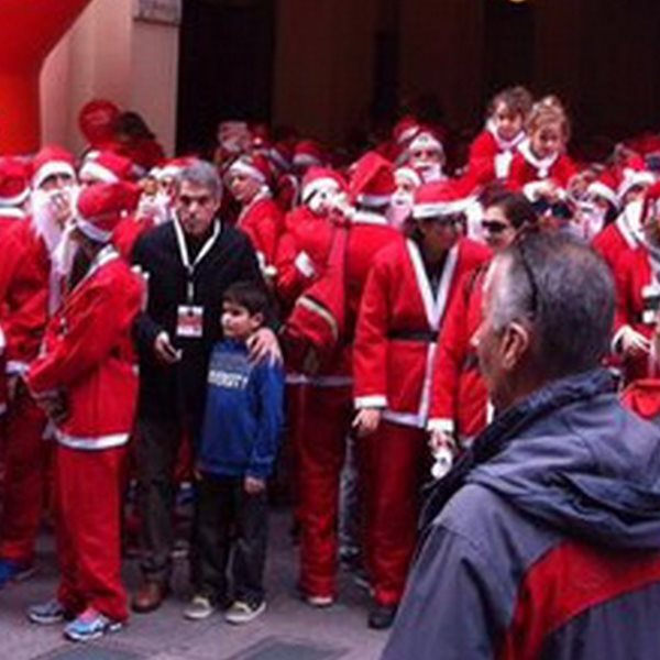"Santa Run":  Δείτε ποιοι επώνυμοι ντύθηκαν με στολές Άγιου Βασίλη