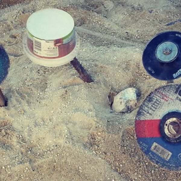 Δεν είναι σκουπίδια στην άμμο! Είναι ένα αυτοσχέδιο drum set και το έφτιαξε παιδάκι τραγουδίστριας!