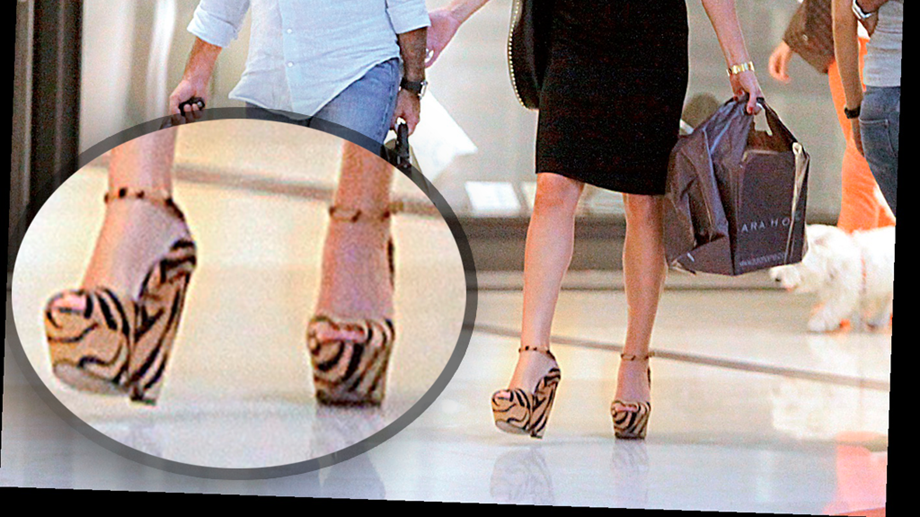 Ποια παρουσιάστρια έκανε τα απογευματινά της ψώνια σε εμπορικό κέντρο, φορώντας αυτά τα animal print παπούτσια;