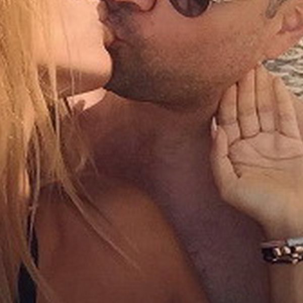 Το ζευγάρι της ελληνικής showbiz απολαμβάνει τις διακοπές του.. με καυτά φιλιά!