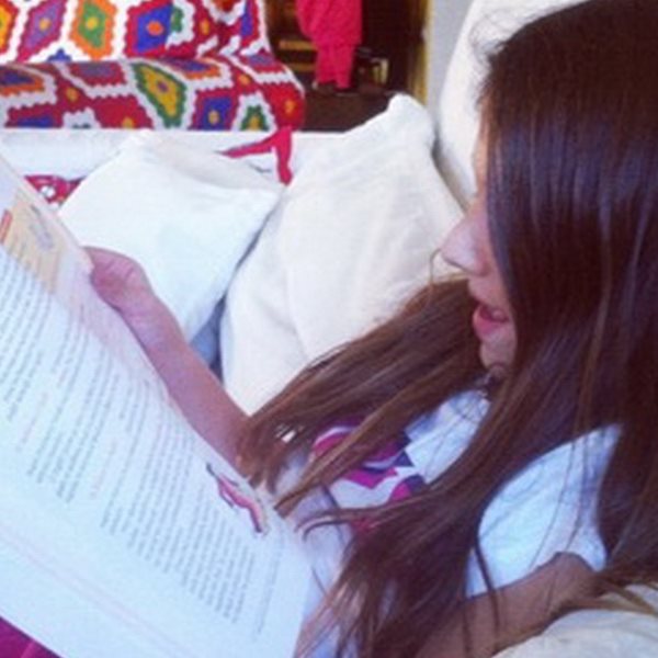 Η κόρη της Ελληνίδας παρουσιάστριας διαβάζει για το σχολείο κι εκείνη... την καμαρώνει!