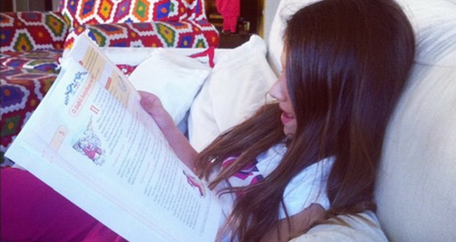 Η κόρη της Ελληνίδας παρουσιάστριας διαβάζει για το σχολείο κι εκείνη... την καμαρώνει!
