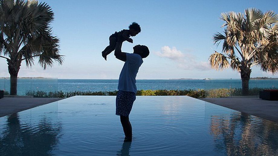 Παιχνίδια για τον Jay Z & κόρη του στην πισίνα υπερχείλισης!