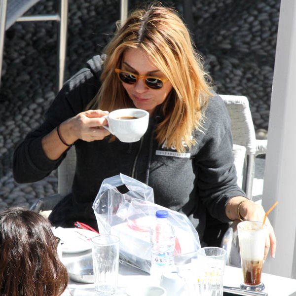 Χριστίνα Παππά: Απολαμβάνει το καφεδάκι της στον ήλιο των Σπετσών